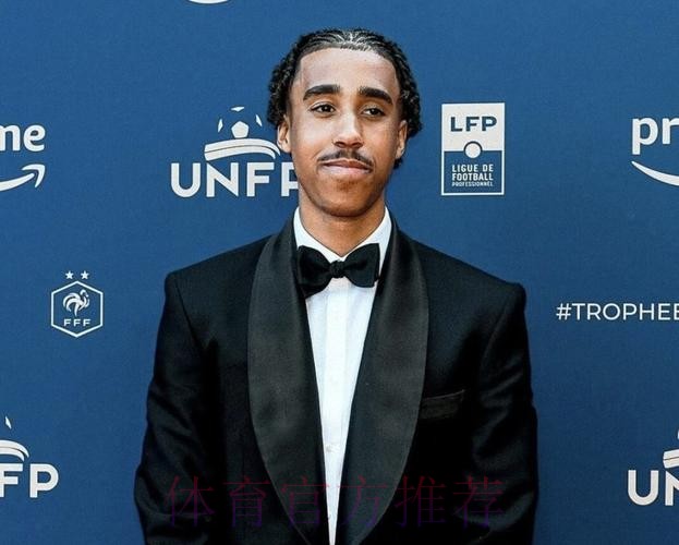 记者:约罗在皇马曼联间选择 后者为其提供5+1合同 记者:约罗在皇马曼联间选择 后者为其提供5+1合同